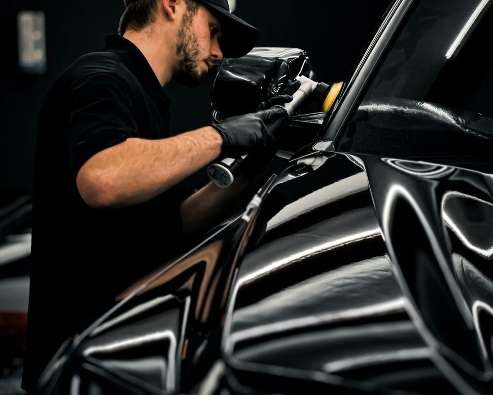 Detailer machine-polishing black paint